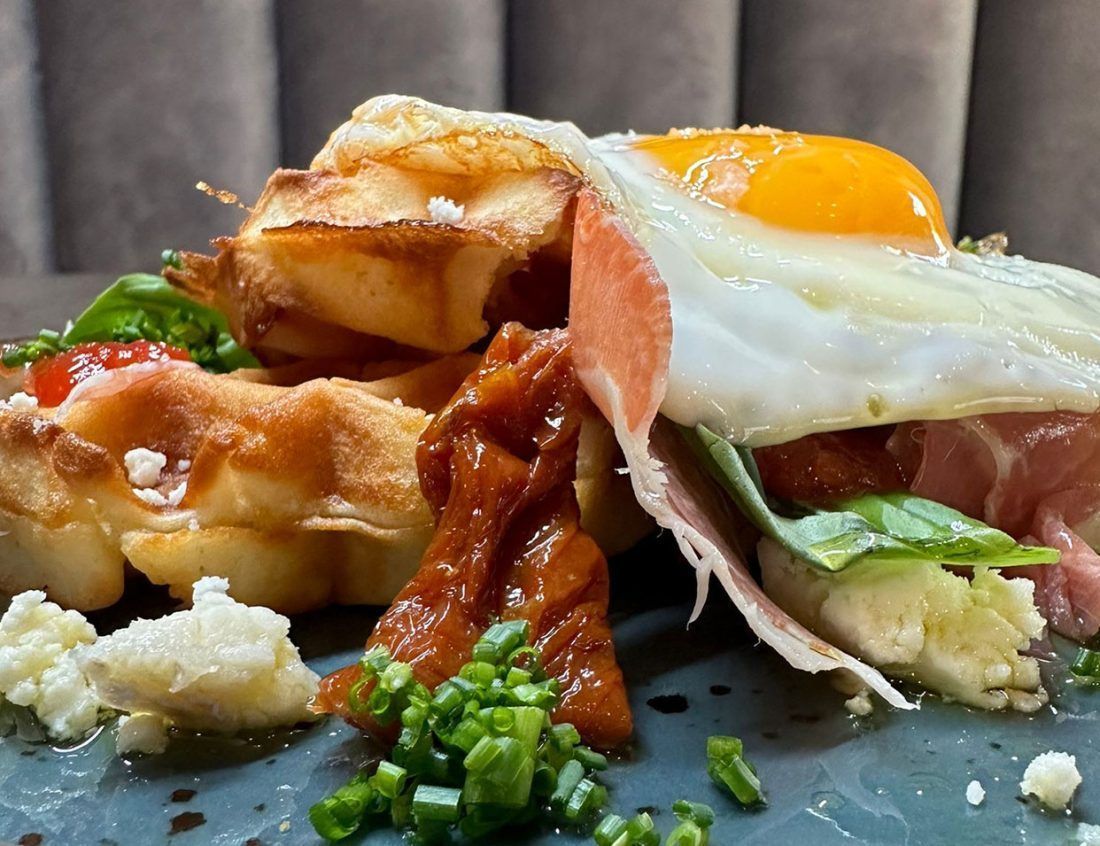 Gofre salado con huevo frito y bacon, desayuno en Elzade Cafe
