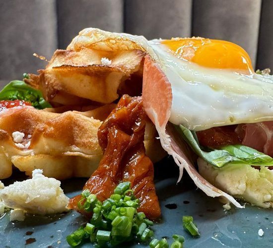 Gofre salado con huevo frito y bacon, desayuno en Elzade Cafe