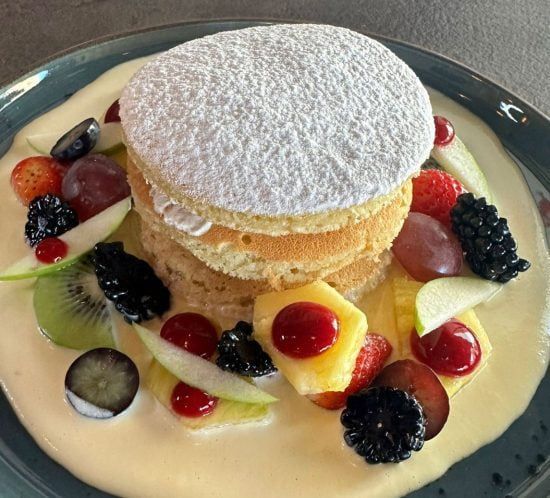 Tortitas con azúcar glas, frutos rojos y crema en Elzade Cafe
