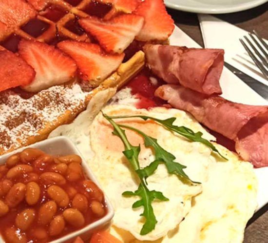 Brunch para llevar de Elzade Cafe con gofre, bacon, huevos y fresas