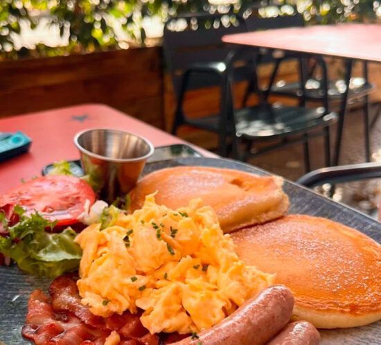 Brunch en Collblanc: tortitas con huevos revueltos y bacon en Elzade Cafe