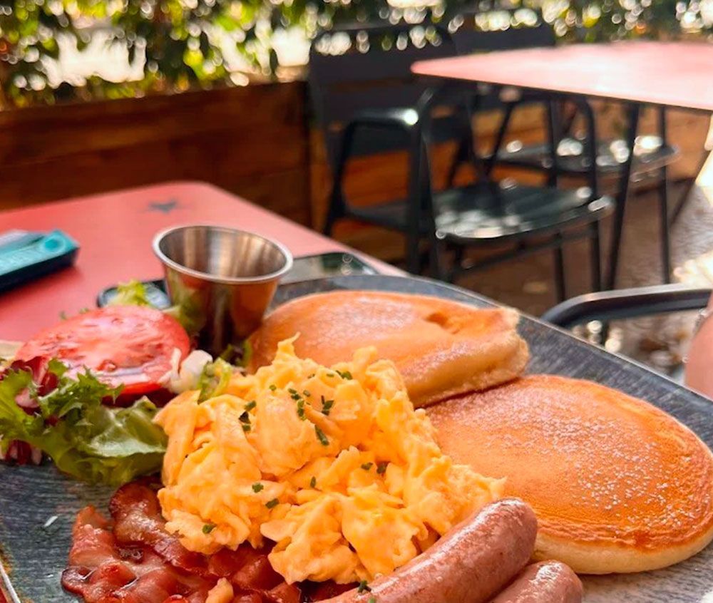 Brunch en Collblanc: tortitas con huevos revueltos y bacon en Elzade Cafe