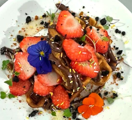 Plato blanco con fresas y flores