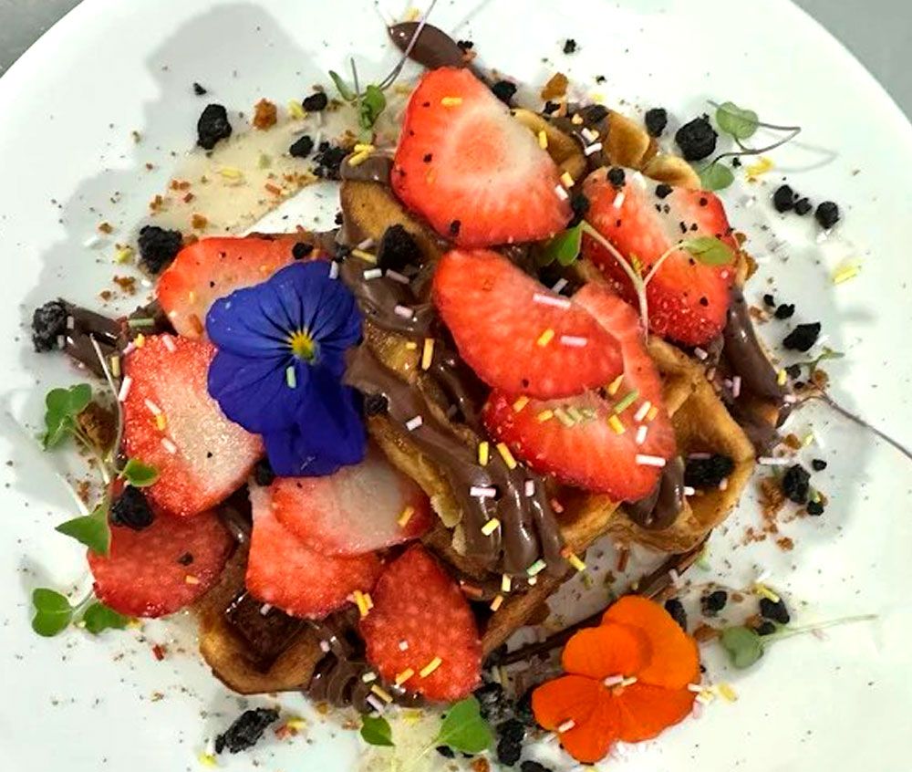 Plato blanco con fresas y flores
