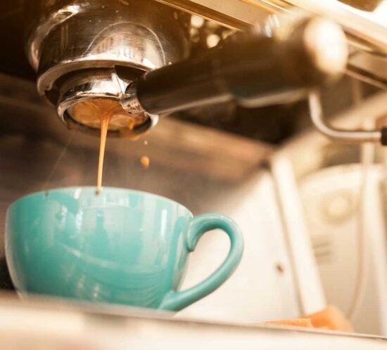 Café de especialidad saliendo de la máquina de espresso en Elzade Cafe