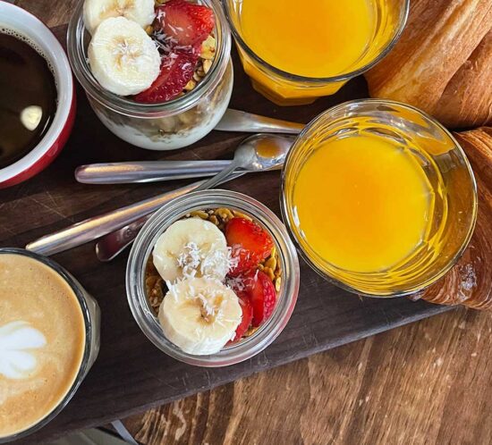 Desayuno con café con leche, zumo y bollería en Elzade Cafe